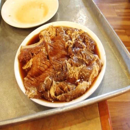 䰥