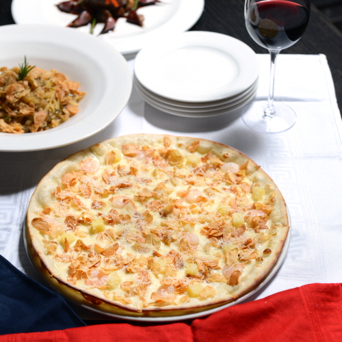 garlic snowing pizza